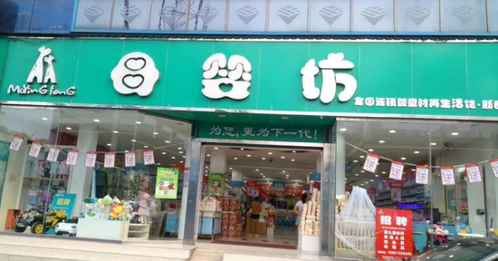 签约事毕,七彩虹自然水疗负责人与2位合作伙伴合影留念